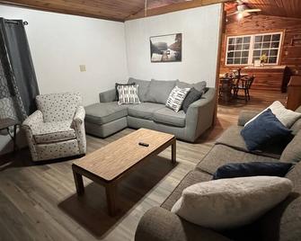 Quiet cabin on the lake! 5 minutes from many outdoor adventures and SIUC! - Murphysboro - Sala de estar