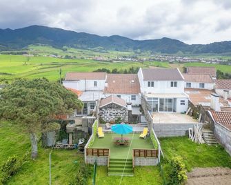 Casa Xadrez - Povoação - Edificio