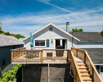 Beautifully renovated 2 bedroom, 1 bath charmer. - Frankfort - Building