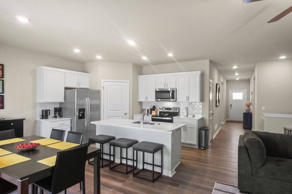 3 BR Home with king suite. Centrally located!