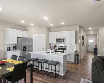 3 BR Home with king suite. Centrally located! - Tiffin - Kitchen