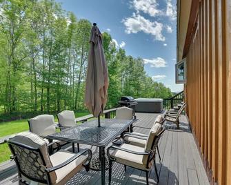 Scenic Catskills Cabin Rental with Hot Tub and Views! - Stamford - Balcón