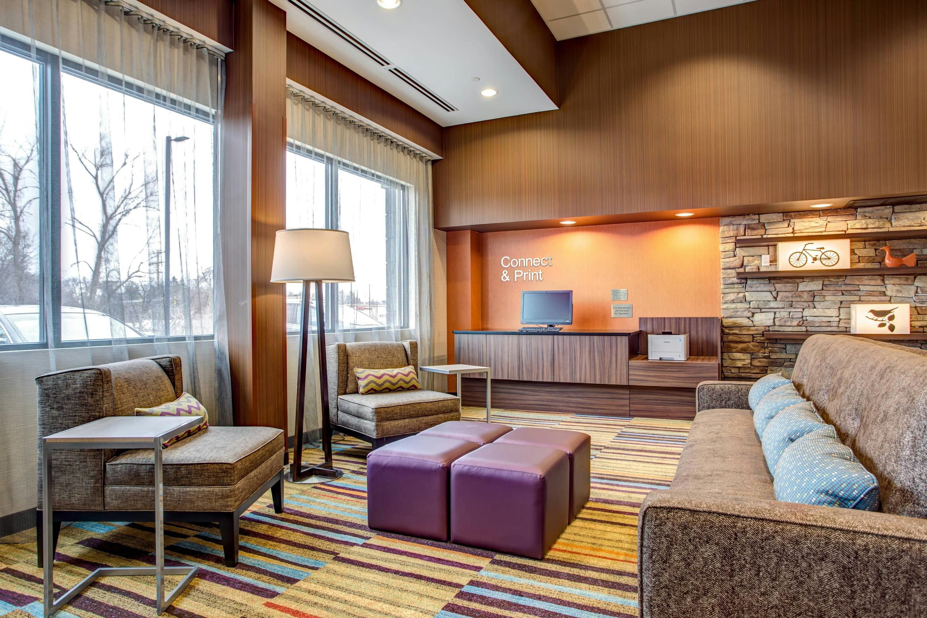 Fairfield Inn & Suites by Marriott Springfield Holyoke - Holyoke - Lounge
