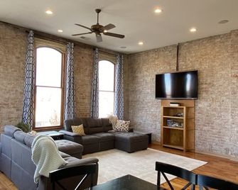 Historical 25th St. Loft Apt - Ogden - Living room
