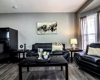 Modern 1 Bedroom Apartment close Falls and Casino - Niagara Falls - Living room