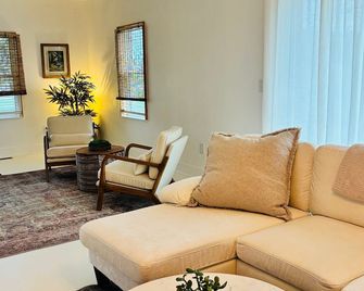 Stylish Farmhouse Ac + Lawncare 7 Min to Bay City convenient to Major Shopping - Kawkawlin - Olohuone