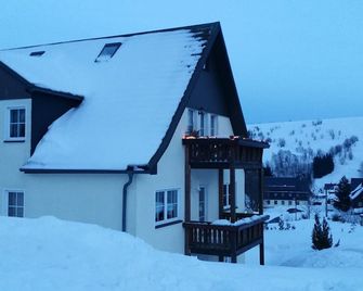 Holidays directly in the spa town of Oberwiesenthal in a modern, cozy 3-room apartment - Oberwiesenthal - Building