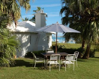 Charming Cottage Overlooking Mangrove Bay - Somerset - Patio