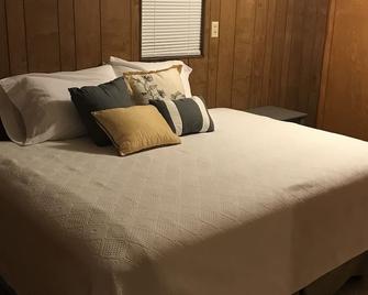 Large Fun Filled Home near Canton lake - Longdale - Habitación