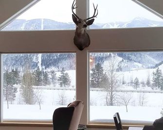 Breathtaking Mountain View Townhouse by the River - Kellogg - Bedroom