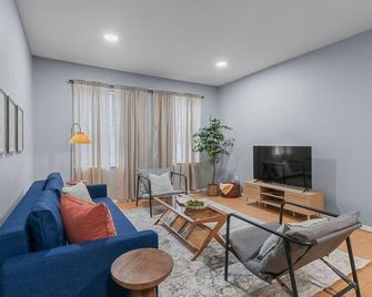 Soulard Gem: Unbeatable Location, Stunning Casa! - St. Louis - Living room