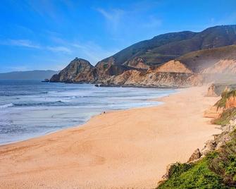 Luxury Beach House Rental with Incredible Views of the Ocean in Montara, California - Moss Beach - Beach