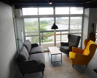 J-Hoppers Lake Biwa Guesthouse - Otsu - Stue