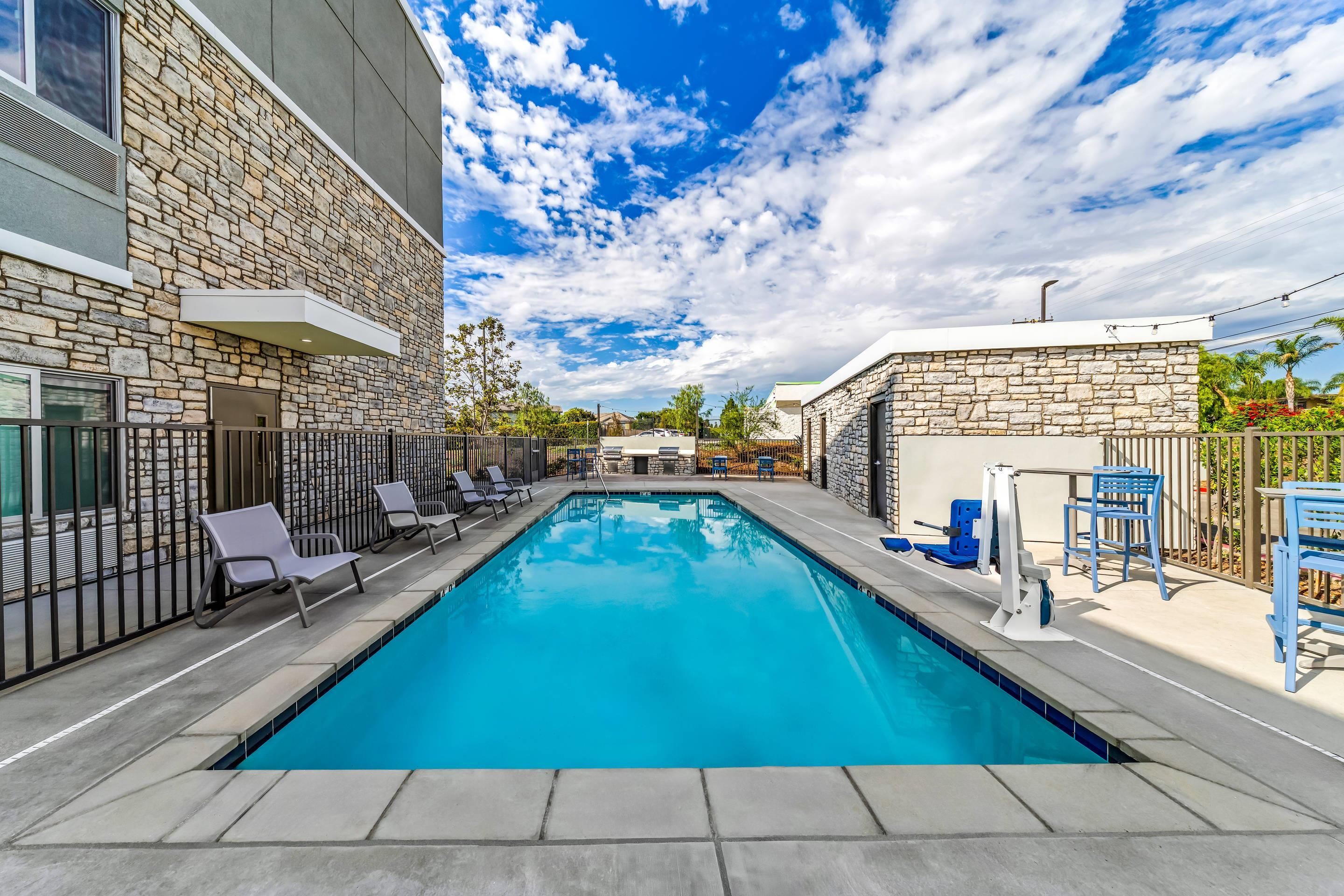 Everhome Suites Ontario - Ontario - Pool