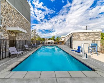 Everhome Suites Ontario - Ontario - Pool