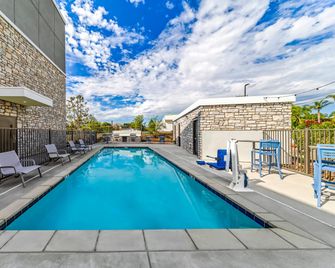 Everhome Suites Ontario - Ontario - Pool