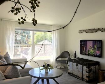 Urban Lifestyle, Lakes District Of Mpls! Quiet Family Neighborhood, 1br, 1ba - Minneapolis - Living room