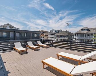 Surf Club - King Bed, 2 Mins To Oc Beach & Pool - Ocean City - Balkón