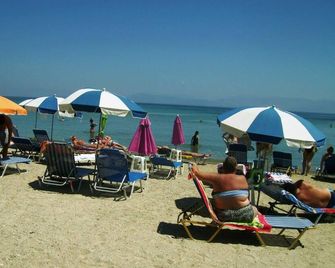 Aggelos Family Hotel - Moraitika - Plage