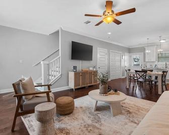 Home 4 U at Olive Bayou! Downtown Lake Charles - Lake Charles - Sala de estar