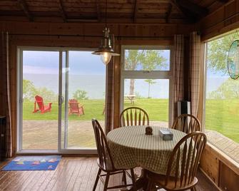 Vineyard Cottage on the Lake - St. Catharines - Dining room