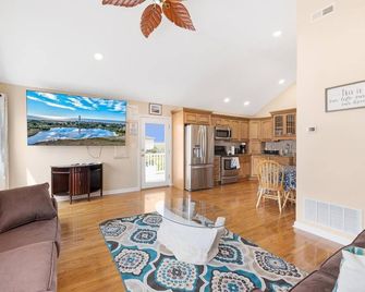 Reeds beach retreat 2 bedroom with water view - Cape May Court House - Living room