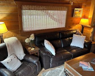Cozy Guest House close to Wasaga Beach & Blue Mtn - Collingwood - Living room
