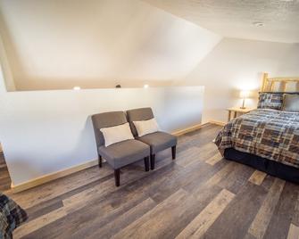 Cozy retreat near Kenai Rvr-2Q&1F bed-w/loft #2 - Soldotna - Bedroom