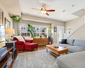 Old Town Escape w/ King Bed, Dog-friendly - Fort Collins - Salon