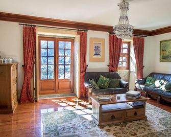 Luxury secluded villa, splendid views, pool, play area, games, cinema, big group - Baiao - Huiskamer