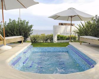 باي دي أنجيز أبارتهوتل آند سبا - بونتا ديل إست - حوض السباحة