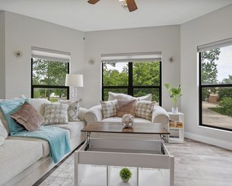 Modern homey Suite, close to all attractions in downtown Springfield. . - Springfield - Living room