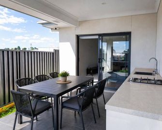 Macarthur Stay - Spacious 4BR Home with Outdoor Area - Campbelltown