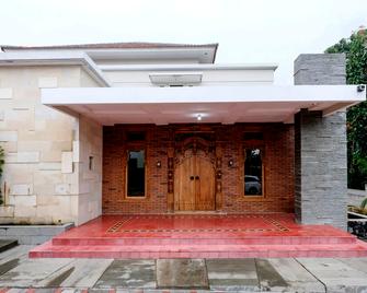 Super OYO Collection O 2383 Andongkoe 64 Salatiga - Salatiga - Edificio