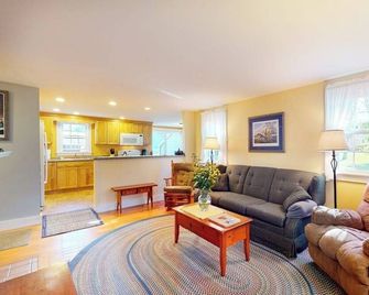 Comfortable home near the beach - dog-friendly - full kitchen & washer/dryer - Rockland - Living room