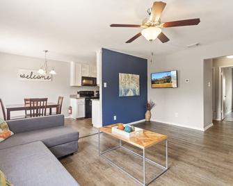 Best Located Apt By At&tcomfy Bedsawesome Hosts - Arlington - Living room