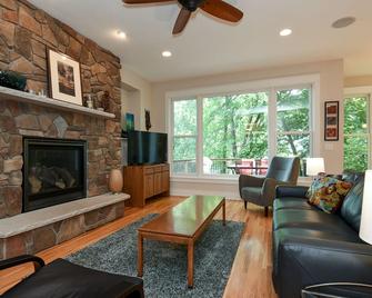 Peaceful Urban Retreat in Linden Hills - 明尼阿波利斯 - 客廳