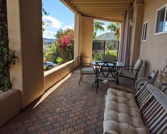 Hillside 2/2 Subdivided Home w/ Pool and Views! - San Marcos - Balkón