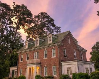 Entire Historic Home with 3620Sqft Perfect for Families - 골즈버로 - 건물