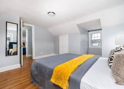 Comfy 4-Bedroom Home with King Bed-Free Parking - Bristol - Habitación