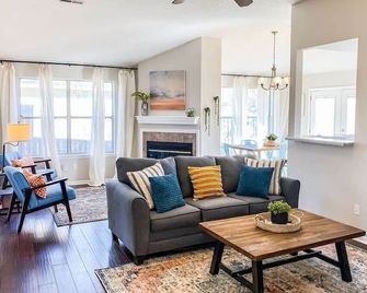 Knox Creek Retreat - Madison - Living room