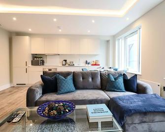 Portfolio Apartments - Welwyn Town Centre - Welwyn Garden City - Living room