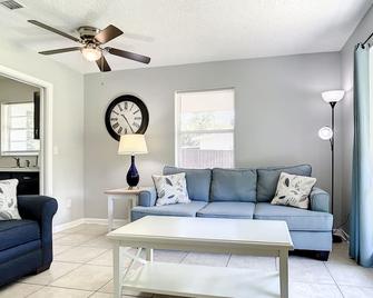 On Sale Cozy 2br Entire Home With Spacious Yard - Deltona - Living room