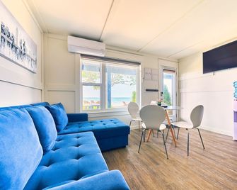 Suite 206: Beautiful 2-Bedroom Beachfront Suite - Wainfleet - Living room