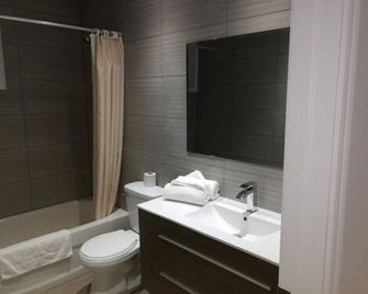 Motel Chez Nous - לאבאל - חדר רחצה