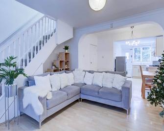 Pass the Keys Charming 2 Bedroom House Good Transport and Parking - London - Living room