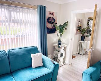 Entire 3 Bed Home in Oldham - Oldham - Living room