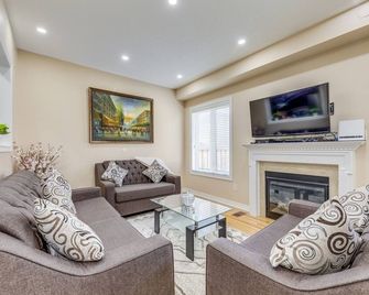 Avid vacation palace in Castlemore , Brampton - Brampton - Living room