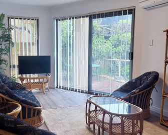 Scarborough & Absolutely Beachfront - Scarborough - Living room