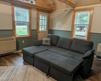 Wilderness Retreat 3-bedroom cabin in Eustis, Maine - Eustis - Living room
